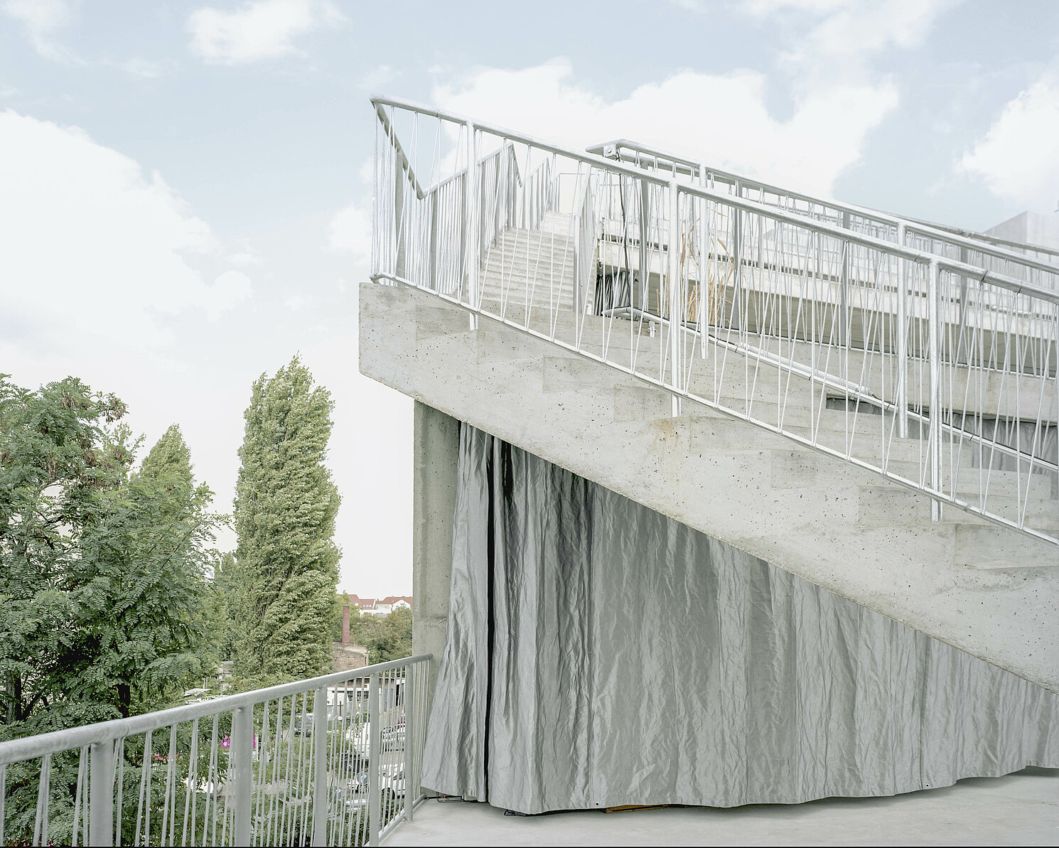 Beim Terrassenhaus in Berlin-Wedding, der sogenannte Lobe-Block, das für den "Mies van der Rohe Award 2019" nominiert ist, handelt es sich um ein Atelierhaus für Kreative mit Ausstellungsflächen, inklusive Restaurant und Kita. Alle Fotos: Erica Overmeer