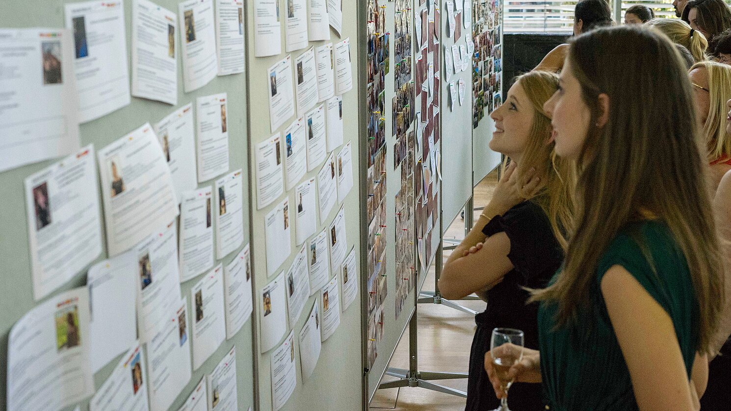 Absolvierende und Gäste bestaunten die Ausstellung mit persönlichen Erinnerungen an das Studium.