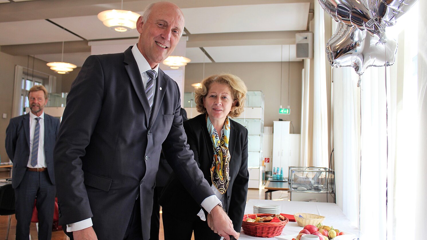 Von rechts: Prof. Dr. Uta M. Feser (Präsidentin der Hochschule Neu-Ulm) und Prof. Dr. Walter Schober (Präsident der Technischen Hochschule Ingolstadt). Im Hintergrund: der Präsident der OTH Regensburg Prof. Dr. Wolfgang Baier.