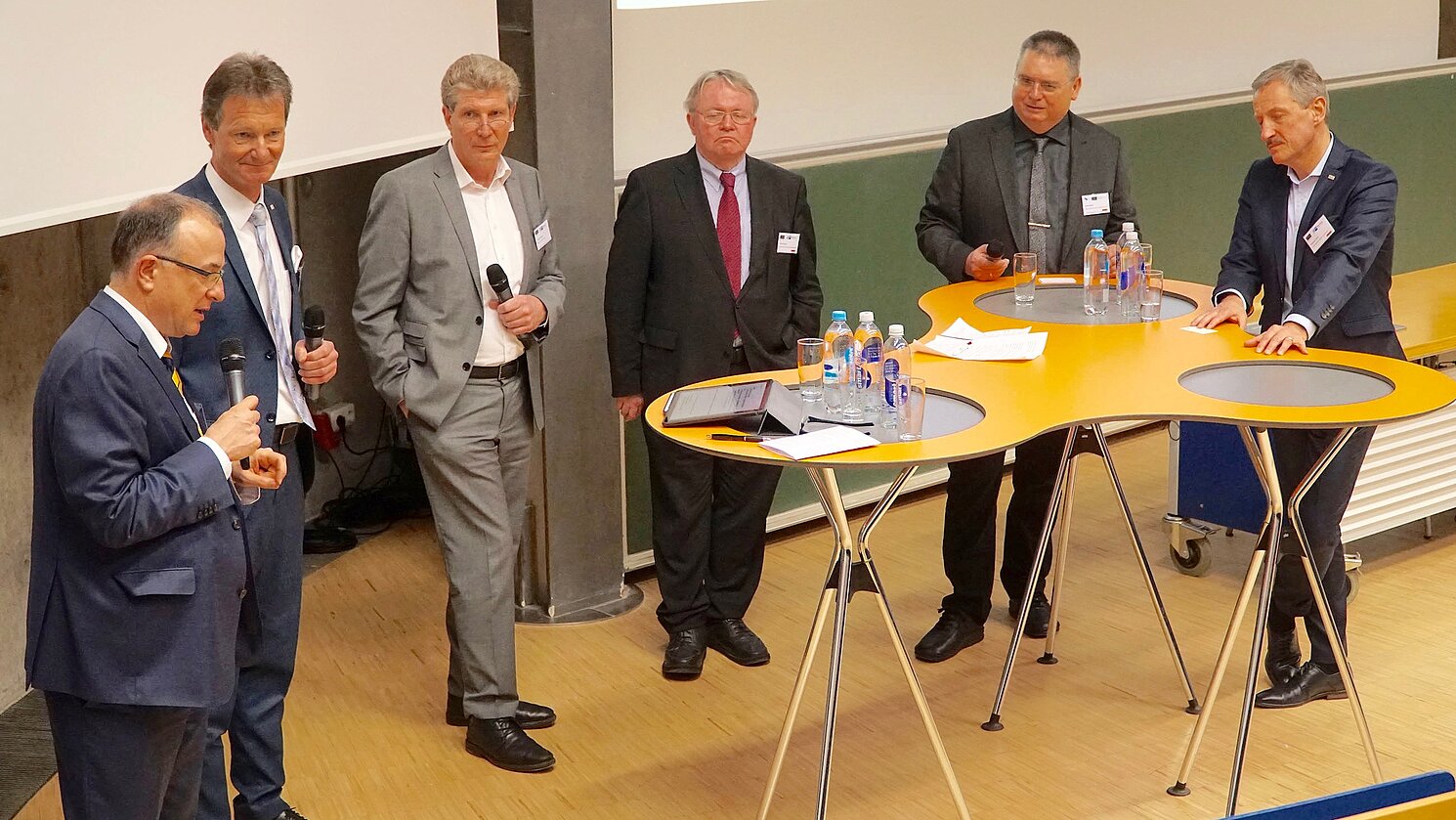 Von links: Prof. Dr. Martin Maslaton (Maslaton Rechtsanwaltsgesellschaft), Michael Gammel (Gammel Engineering), Torsten Urban (Bayern Innovativ), Peter Franke (Vizepräsident Bundesnetzagentur), Josef Bayer (Max Bögl Bauservice) und Otmar Zisler (E.ON Energie Deutschland).