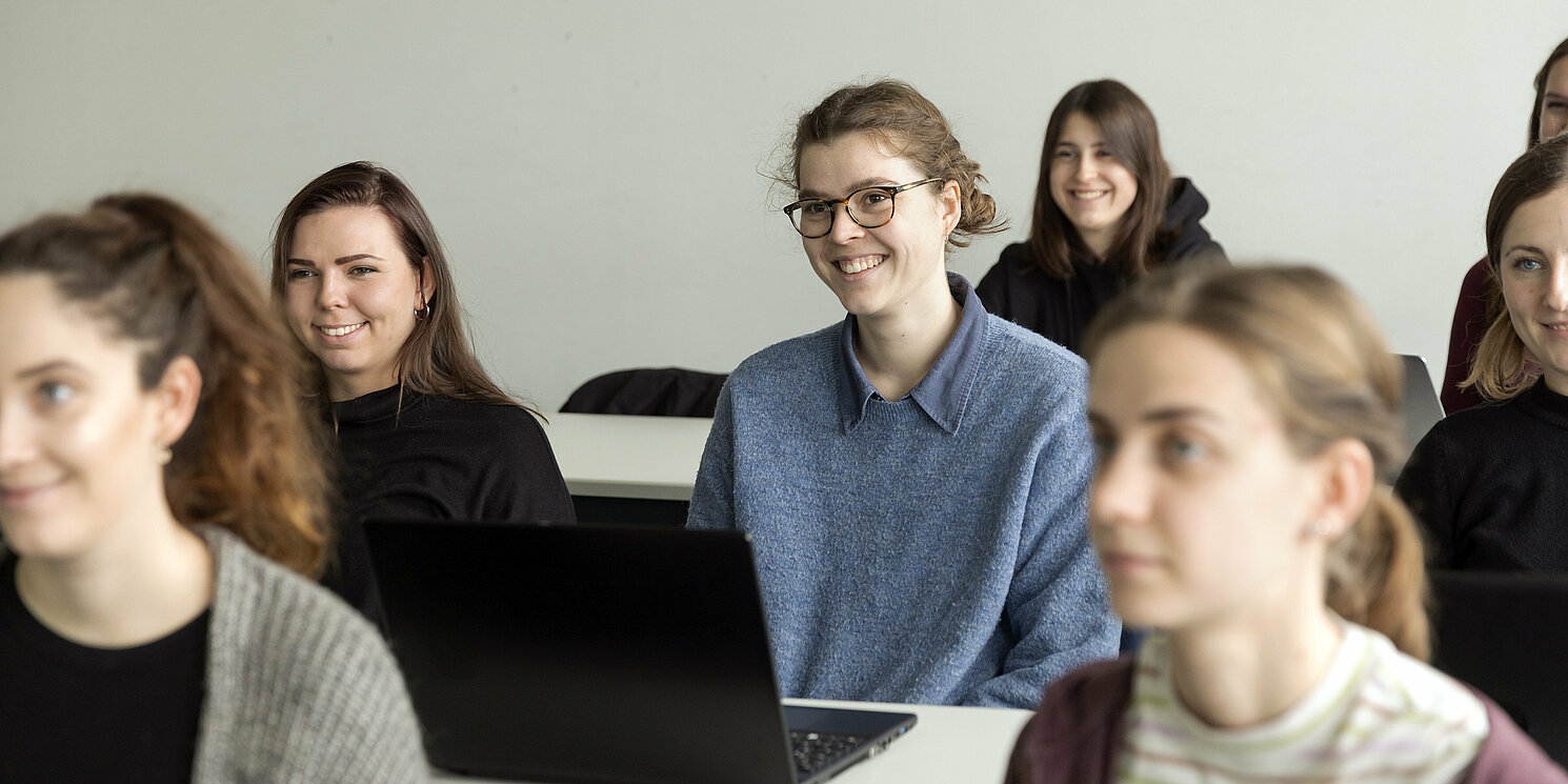 Eine Studierendengruppe verfolgt aufmerksam die Vorlesung