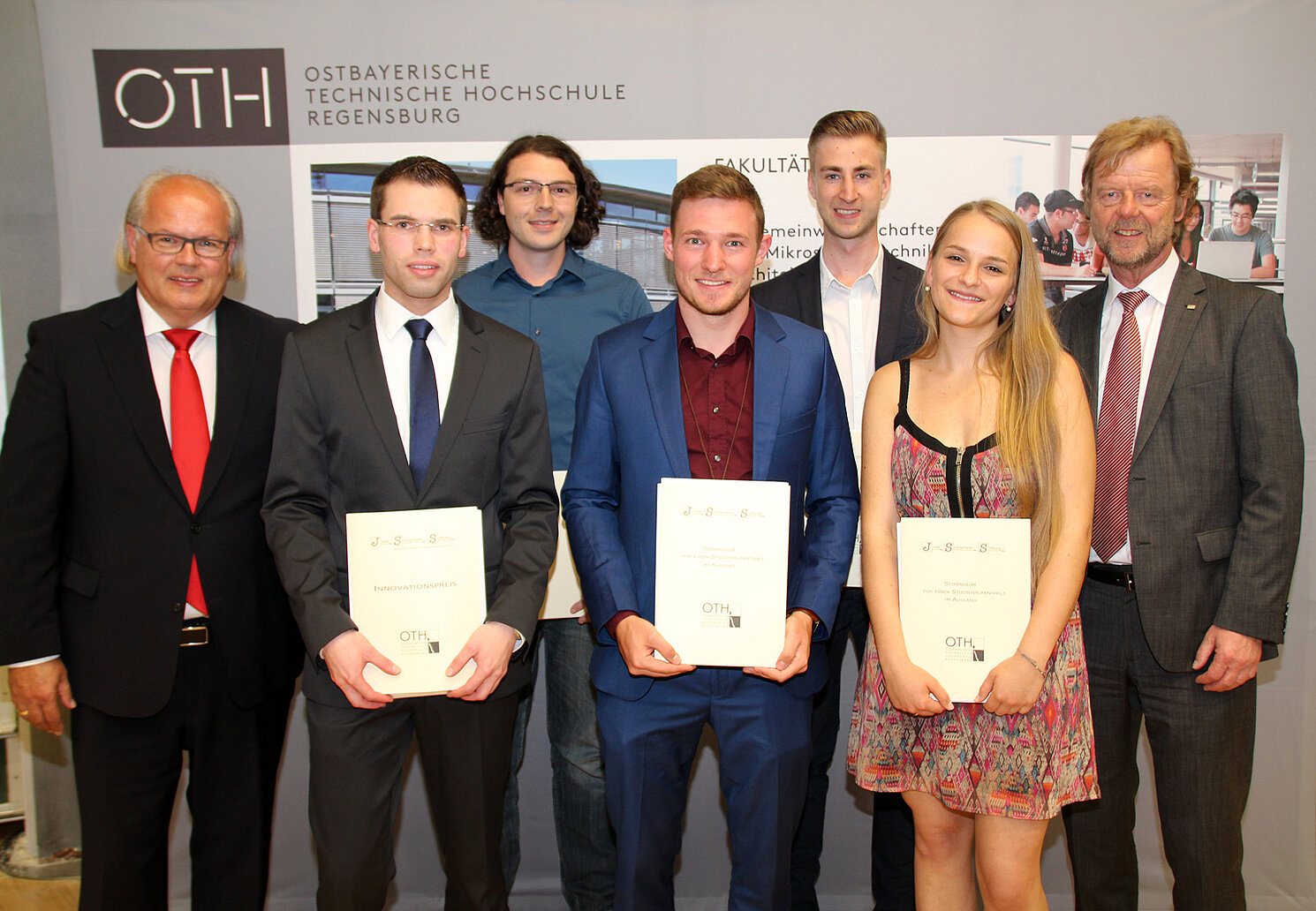 Die Preisträger und Preisträgerinnen mit Johannes Paintl (links), Stiftung, und Präsident Prof. Dr. Wolfgang Baier: (von links) Dominik Stadler, Nils Weiss, Blasius Walch, Christian Böhm und Ulrike Hardner. ts). Die Preisträger und Preisträgerinnen mit Johannes Paintl (links), Stiftung, und Präsident Prof. Dr. Wolfgang Baier: (von links) Dominik Stadler, Nils Weiss, Blasius Walch, Christian Böhm und Ulrike Hardner.