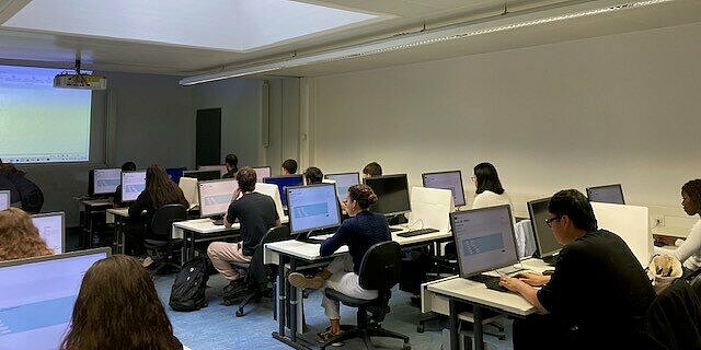 Digitale Premiere im DaF-Bereich: Erstmals wurden im Rahmen der Ferienkurse des Willkommensprogramms an der OTH Regensburg elektronische Sprachprüfungen auf den Niveaustufen A1 und B1 erfolgreich durchgeführt.