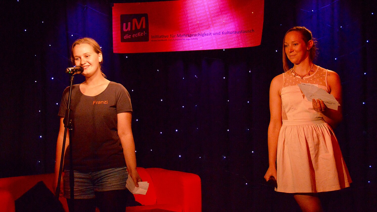 Von links: Franziska Föttinger und Tanja Hillebrand im Juni 2019 beim "Interkulturellen Poetry Slam" im Regensburger Jugendzentrum W1, veranstaltet von Studierenden der Sozialen Arbeit an der OTH Regensburg. 