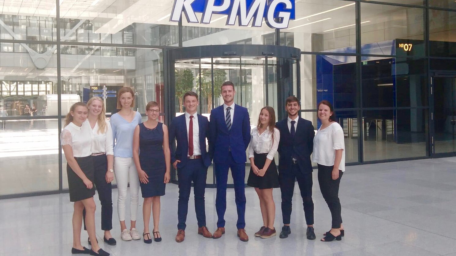 Am 2. Juli 2019 reiste eine Gruppe Studierender der OTH Regensburg in die KPMG-Zentrale nach Frankfurt am Main, um dort die Ergebnisse ihres Projekts vorzustellen und zu diskutieren.