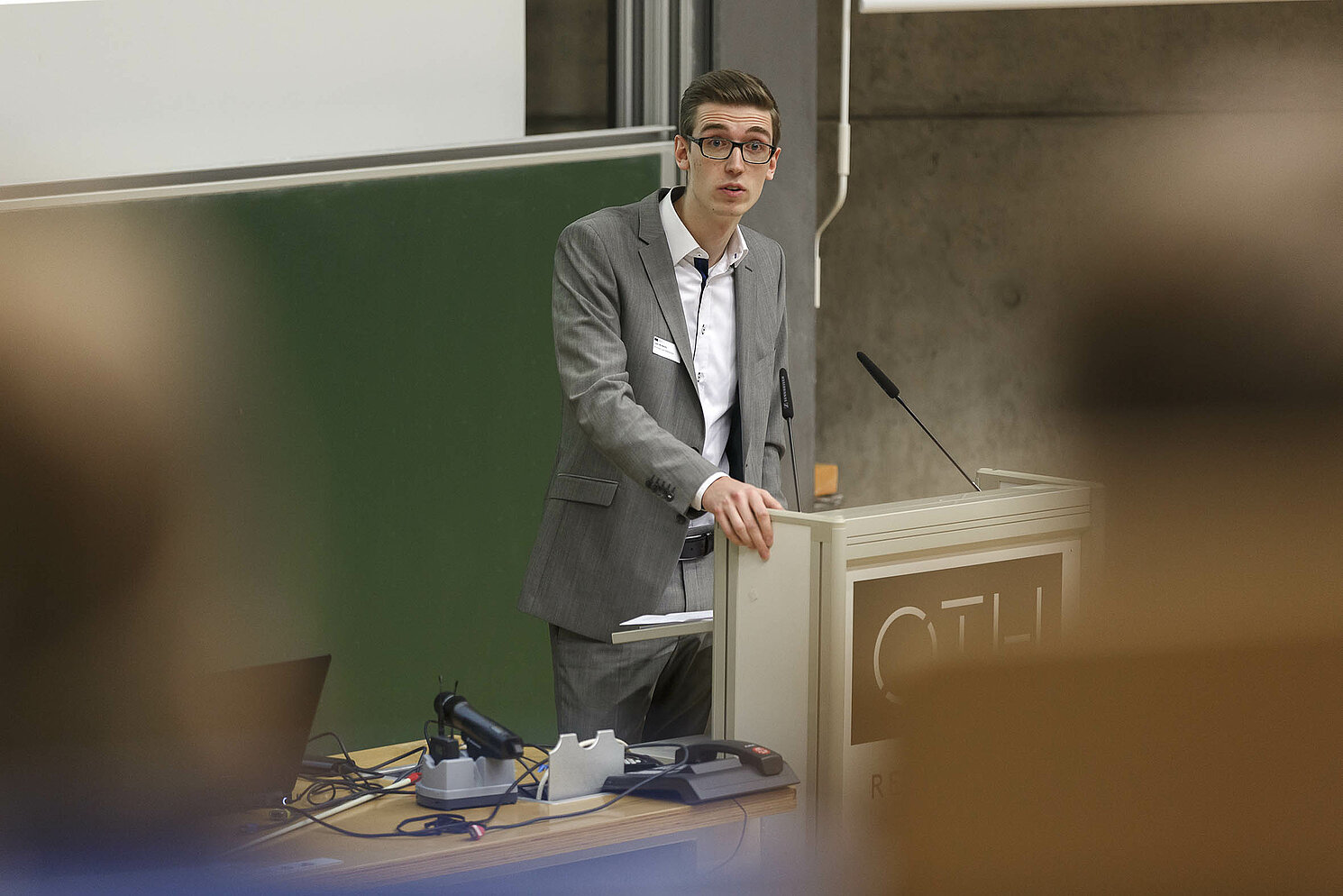 Im Namen der Stipendiaten bedankte sich Stipendiat Liam McNeilly bei den Förderern. Fotos: OTH Regensburg / Florian Hammerich