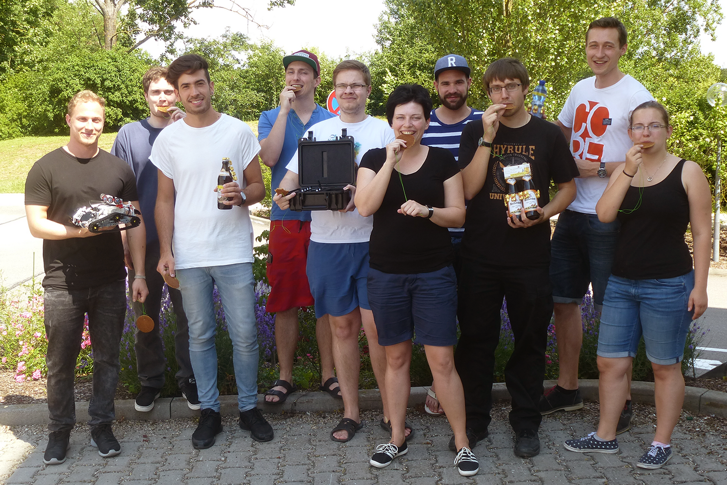 Die erfolgreichen Wettkampf-Teilnehmer/innen wurden mit einem Pokal und essbaren Medaillen honoriert.