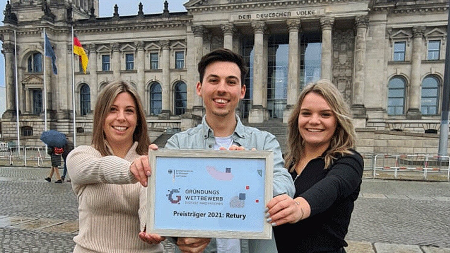 Lina Weis, Moritz Weiss und Laura Killermann (v.l.) freuen sich über ihren Erfolg beim „Gründungswettbewerb – Digitale Innovationen“. Lina Weis, Moritz Weiss und Laura Killermann (v.l.) freuen sich über ihren Erfolg beim „Gründungswettbewerb – Digitale Innovationen“.
