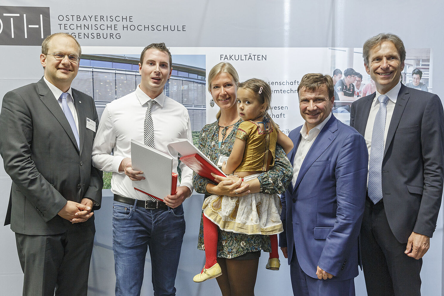 Prof. Dr. Fuhrmann (von links), Dennis Faltermeier, Rahel Wagner mit Tochter, Michael Eibl und Eduard B. Wagner.