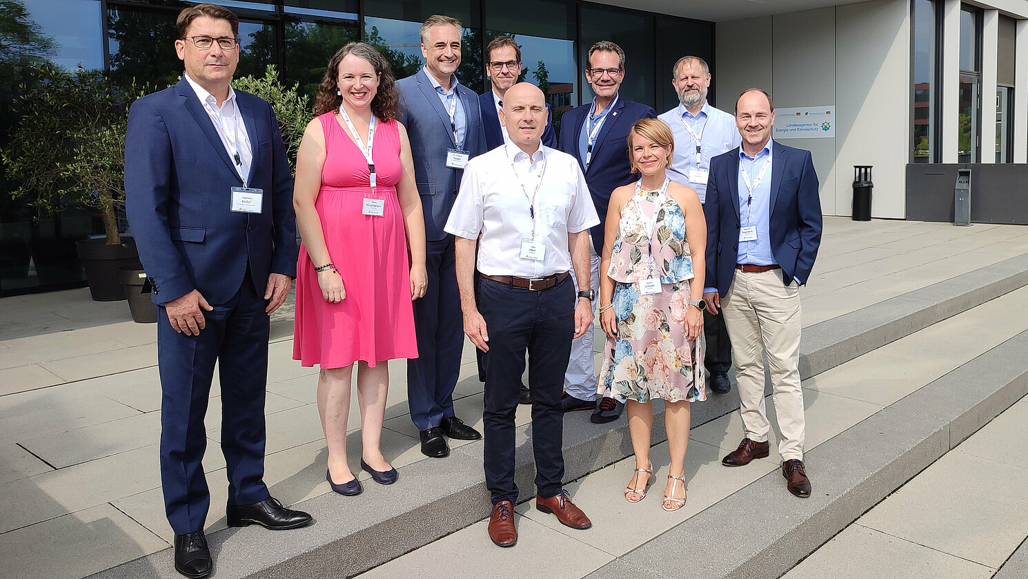 Cluster Mobility & Logistics feierte 11-jähriges Bestehen mit Freunden, Partnern und Weggefährten; auch Prof. Ralph Schneider, Präsident der OTH Regensburg (hinten, 4.v.l.) gratulierte. Foto: R-Tech GmbH/Tanja Braun 