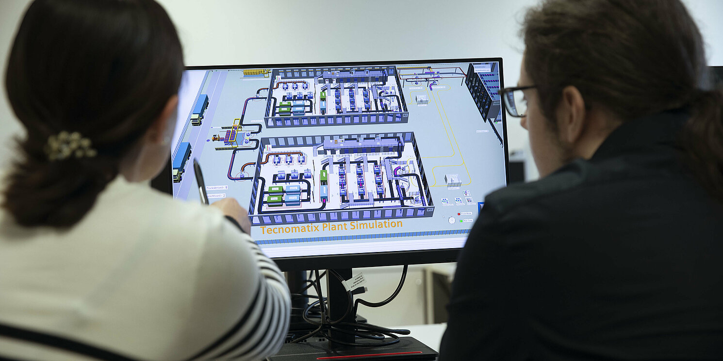 Zwei Personen vor einem Monitor