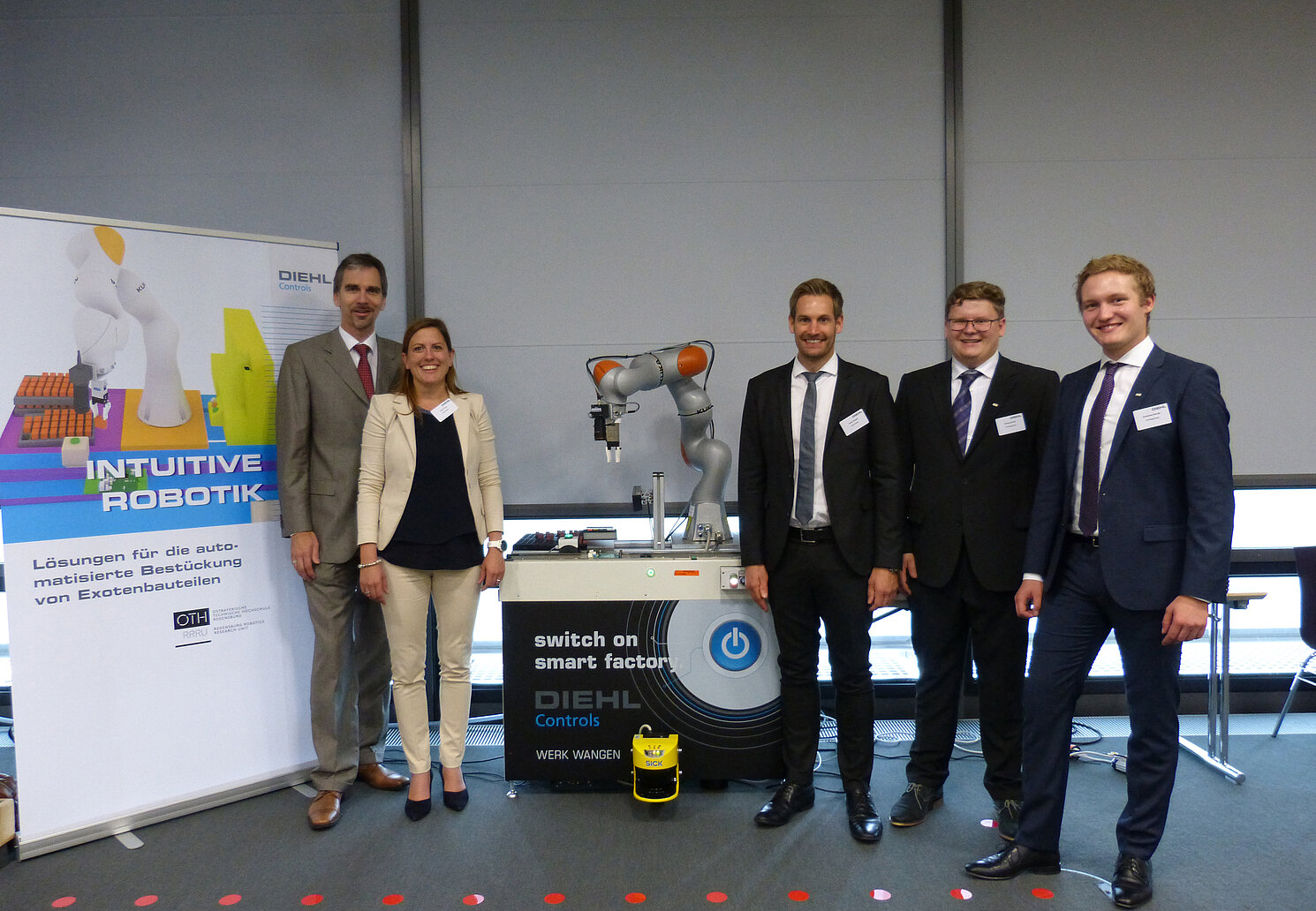 von links: Prof. Dr.-Ing Thomas Schlegl (RRRU), Kathrin Fricke (Operations Director, Diehl), Stefan Wespel (Diehl), Thomas Schmid und Konstantin Springs (beide RRRU)