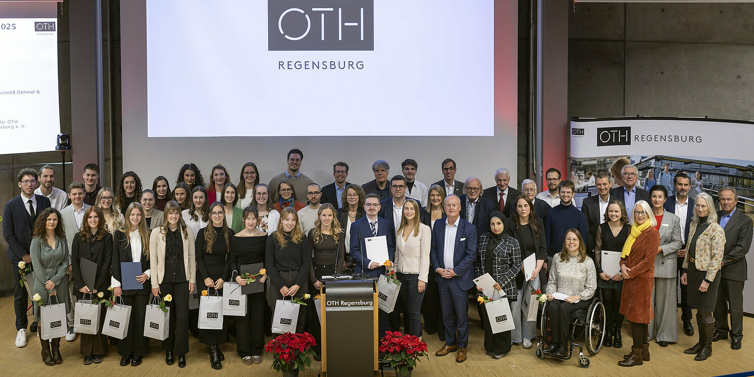 Die Preisträgerinnen und Preisträger mit den Vertreterinnen und Vertreter verschiedener Stiftungen und Institutionen. Foto: OTH Regensburg/Florian Hammerich