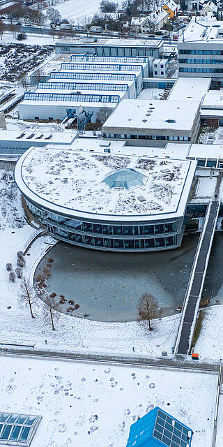 Luftbild des Campus im Winter