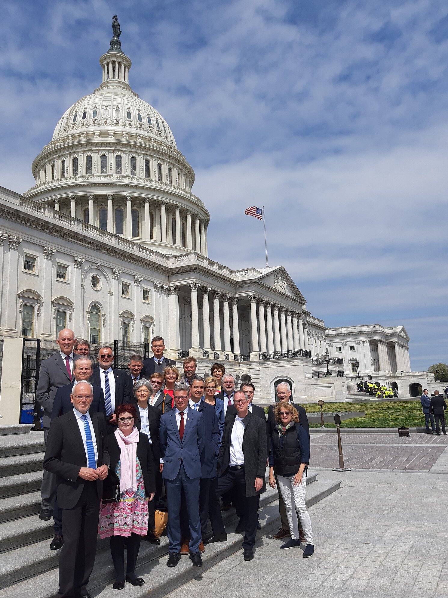 Vertreterinnen und Vertreter bayerischer Hochschulen zusammen mit Wissenschaftsminister Bernd Sibler (vordere Reihe, 3. von links) bei ihrer Delegationsreise in die USA und nach Kanada im April 2019. Vertreterinnen und Vertreter bayerischer Hochschulen zusammen mit Wissenschaftsminister Bernd Sibler (vordere Reihe, 3. von links) bei ihrer Delegationsreise in die USA und nach Kanada im April 2019. Fotos: Maria Karl, Bayerisches Staatsministerium für Wissenschaft und Kunst