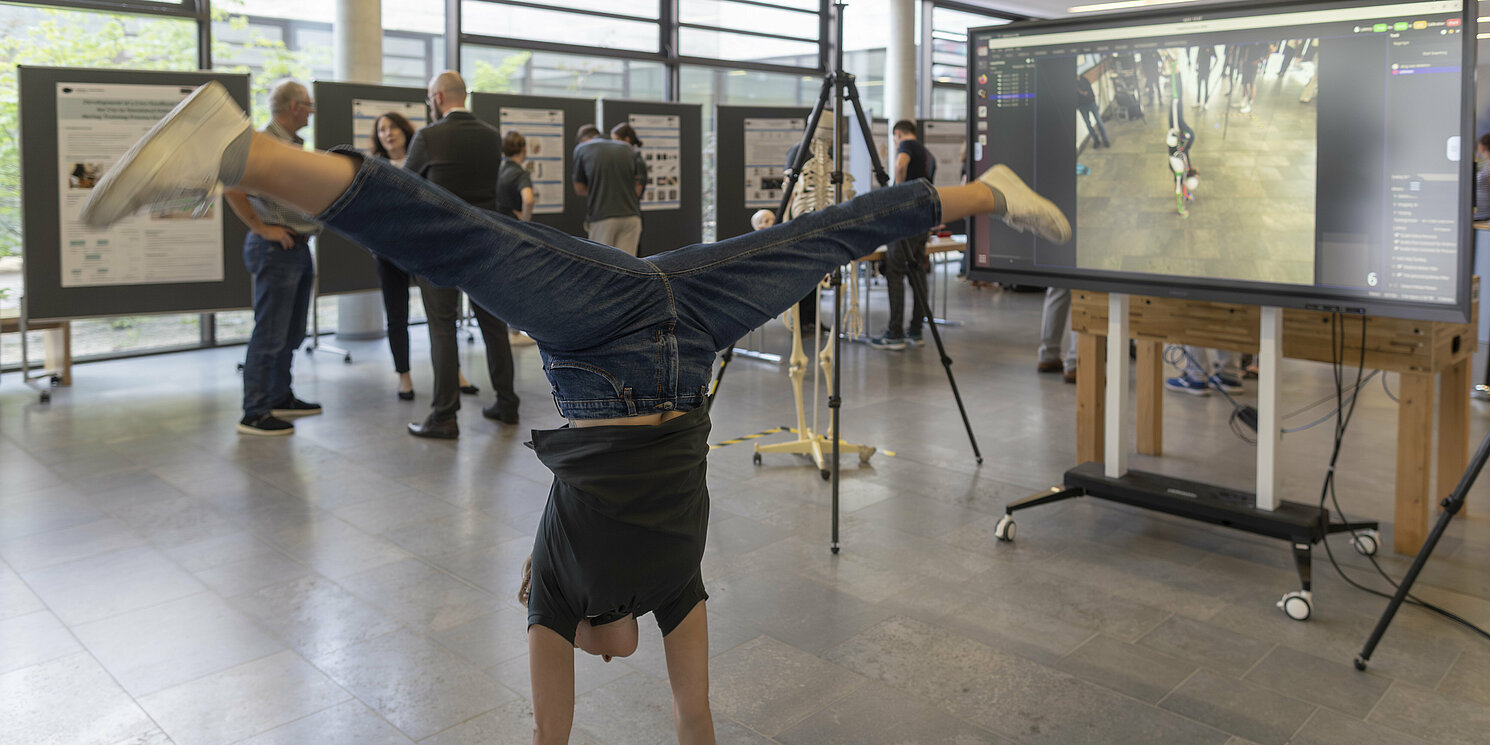 Das Labor für Biomechanik erfasst mit Hilfe von Kameras Bewegungsabläufe. Sie werden zu Körpermodellen umgerechnet, an denen sich zum Beispiel Genesungsfortschritte bei Reha-Maßnahmen sichtbar machen lassen. Foto: Uwe Moosburger, altrofoto.de