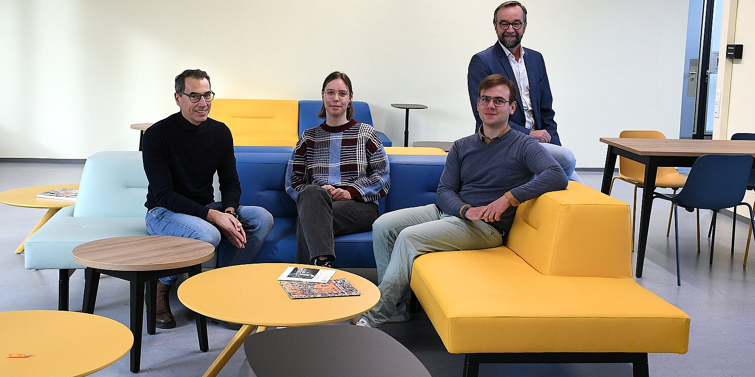 Stimmige Farben, durchdachtes Möbelkonzept und viel Ruhe: Das neue Studiloft bietet optimale Lernbedingungen und wurde gemeinsam mit Studierenden gestaltet. Von links: Kanzler Utto Spielbauer, Studentin Judith Gabriel, Student Lukas Läpple und der ehemalige Kanzler Peter Endres. Foto: OTH Regensburg/Simone Grebler