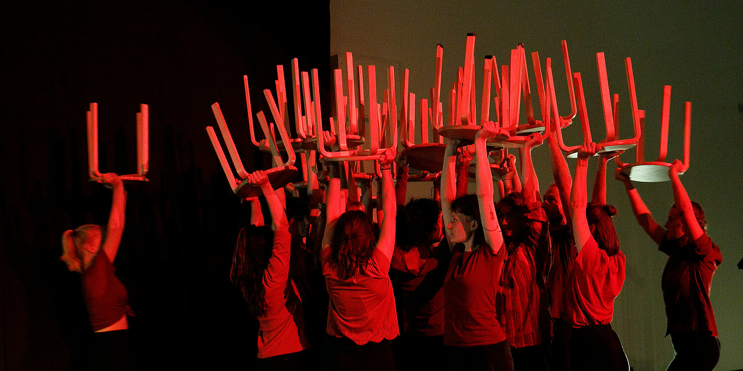 Aus der Bewegungsimprovisation "BuM - Völlig verhockt" Foto: Paul Przybilla