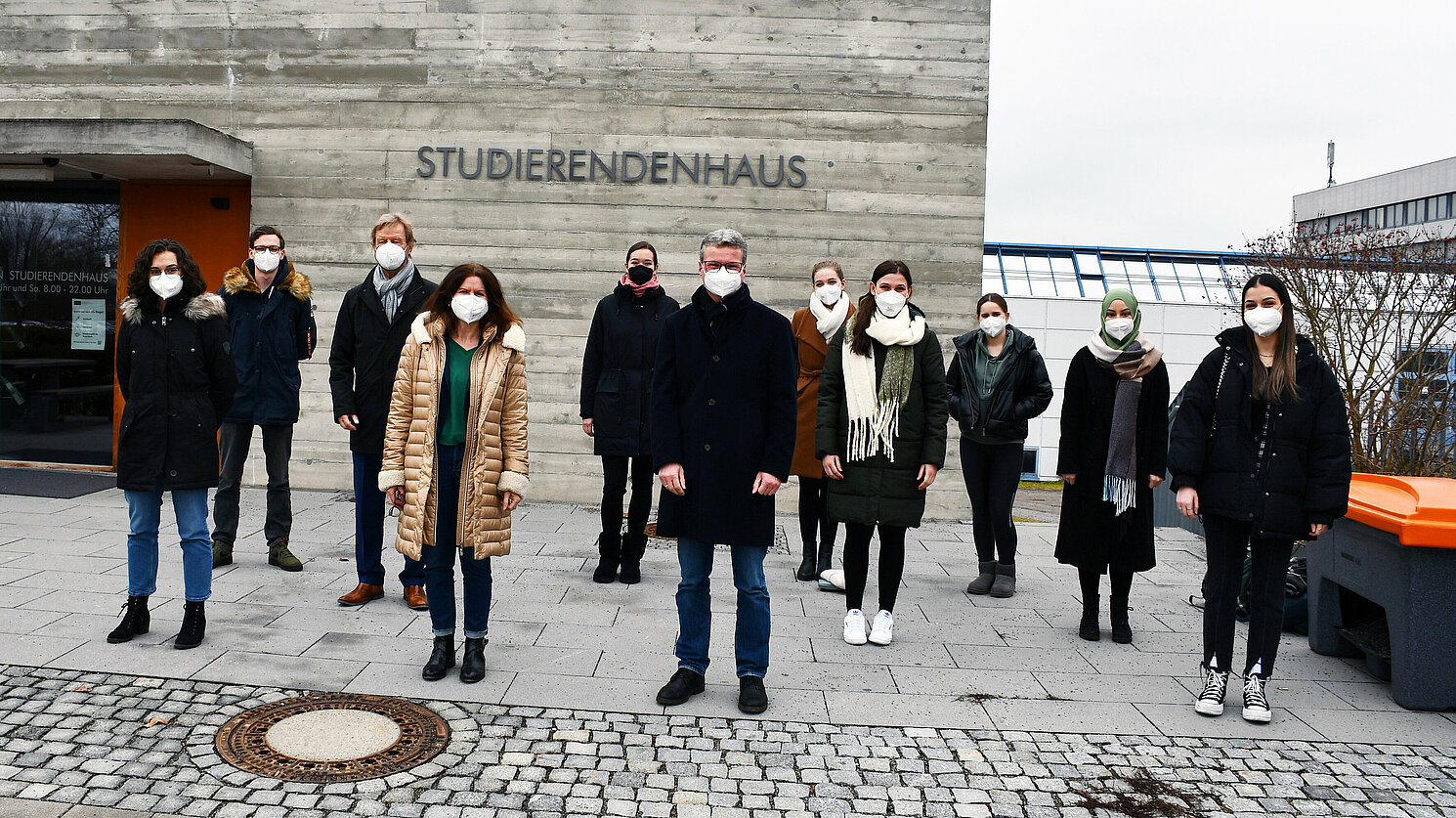 Bayerns Wissenschaftsminister Bernd Sibler (Mitte) diskutierte an der OTH Regensburg mit Studierenden des Bachelorstudiengangs Pflege.