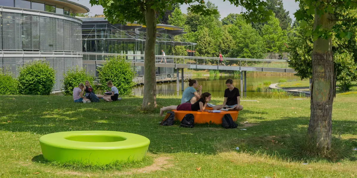 Grüner Campus OTH Regensburg im Sommer