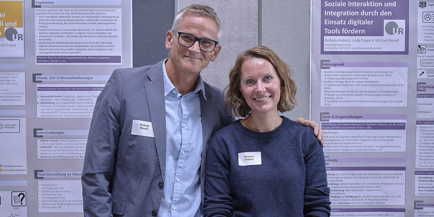 Zwei Personen präsentieren ihr Poster