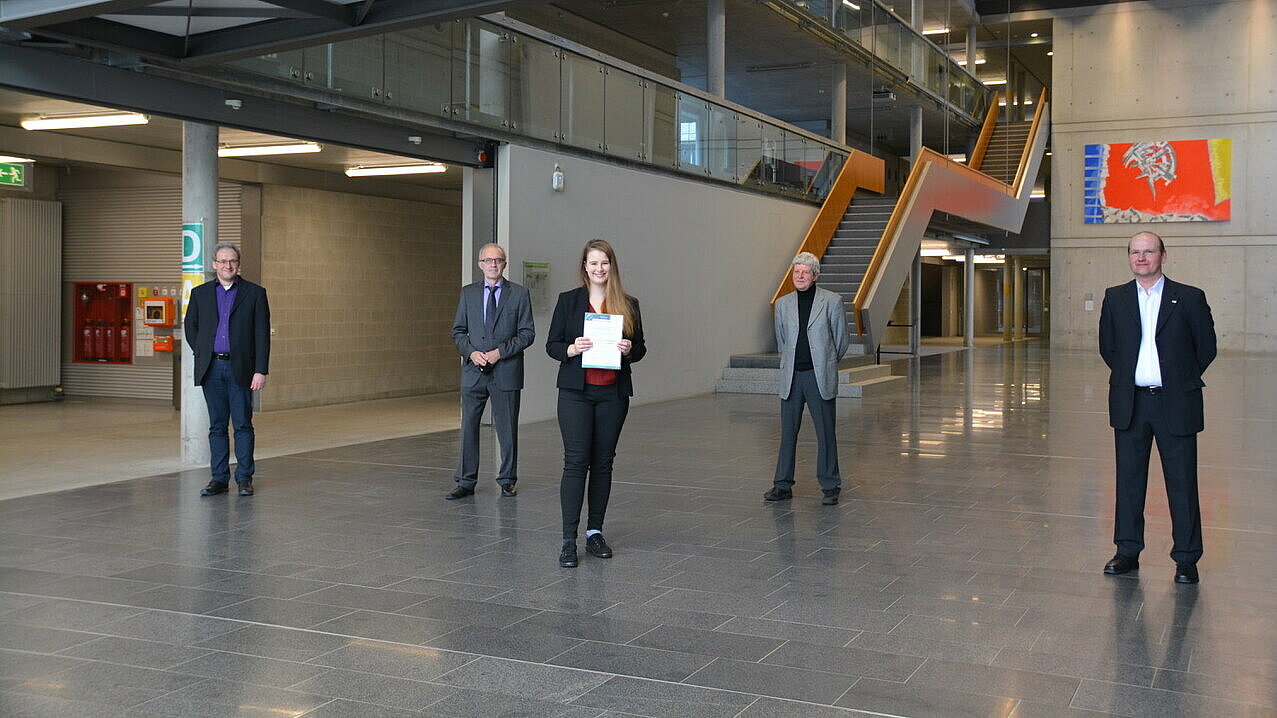 Von links: Der Dekan der Fakultät Elektro- und Informationstechnik der OTH Regensburg Prof. Michael Niemetz, Wilhelm Völkl (IfKom), die Studierende Franziska Rasp, Dieter Salge (IfKom) und Prof. Armin Sehr nach der Übergabe des IfKom-Förderpreises 2020.