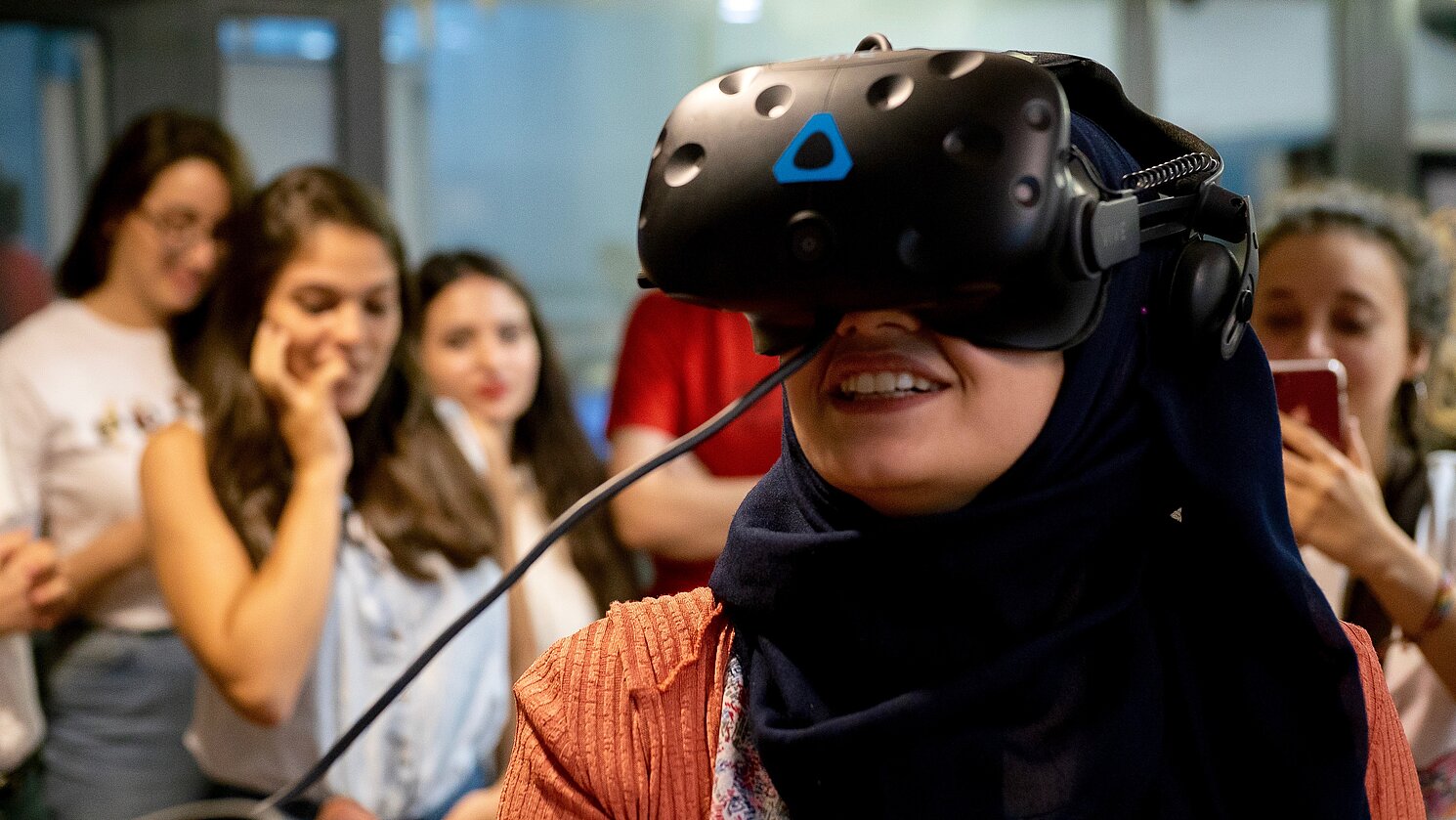 Eine Architekturstudentin der Universität Aleppo mit einer 3-D-Brille bei ihrem virtuellen Gang durch den Basar von Aleppo.