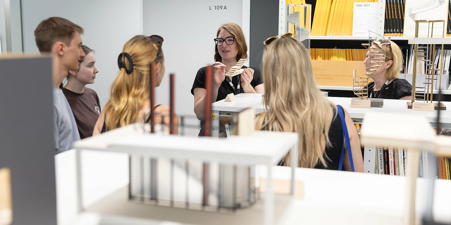 Personen betrachten Modelle der Fakultät Architektur beim Tag der offenen Hochschule der OTH Regensburg