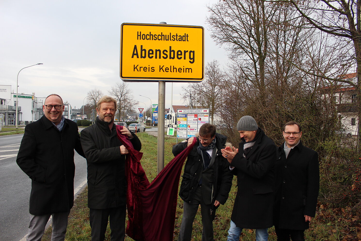 Bei der Enthüllung des neuen Ortsschildes