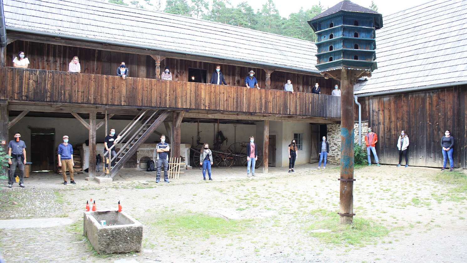 Die teilnehmenden Studierenden des Masterstudiengangs Historische Bauforschung im Denkenbauernhof des Freilandmuseums Oberpfalz nach getaner Arbeit.