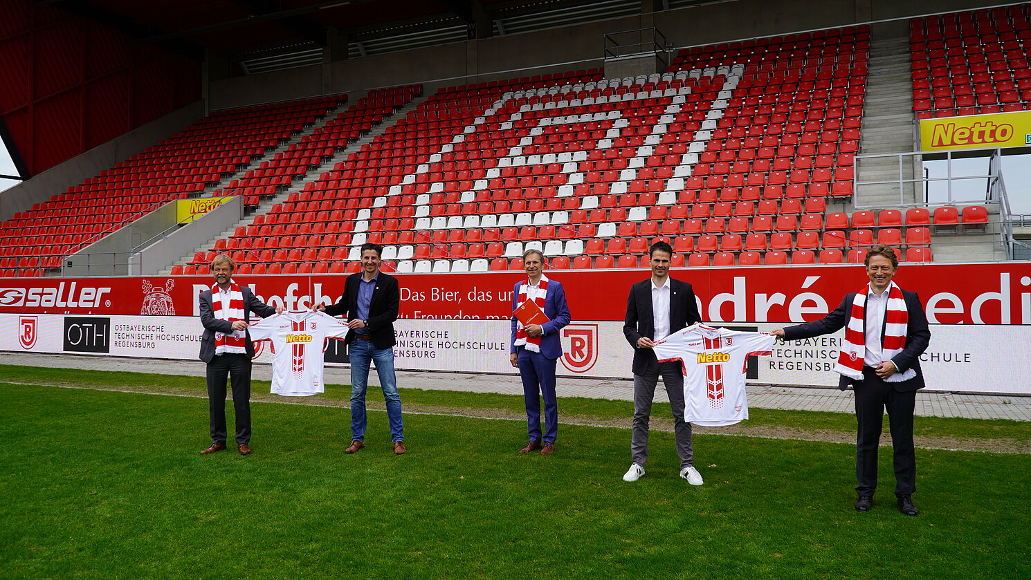 Vereinbarten eine enge Zusammenarbeit (v.li.): Prof. Dr. Wolfgang Baier, Präsident der OTH Regensburg, Dr. Christian Keller, Geschäftsführer Profifußball des SSV Jahn, Eduard B. Wagner, Vorstandsvorsitzender des Vereins der Freunde der OTH Regensburg, Philipp Hausner, Leiter Vermarktung Geschäftskunden & Vorstand Marketing des SSV Jahn, und Prof. Dr. Thomas Groll von der Fakultät Betriebswirtschaft der OTH Regensburg. Foto: SSV Jahn Regensburg/Johannes Liedl
