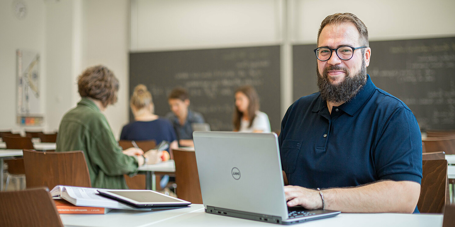 Studierende arbeiten und lernen in einem Seminarraum.