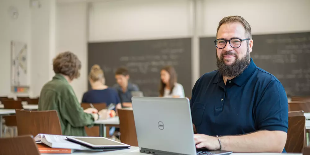 Studierende arbeiten und lernen in einem Seminarraum.