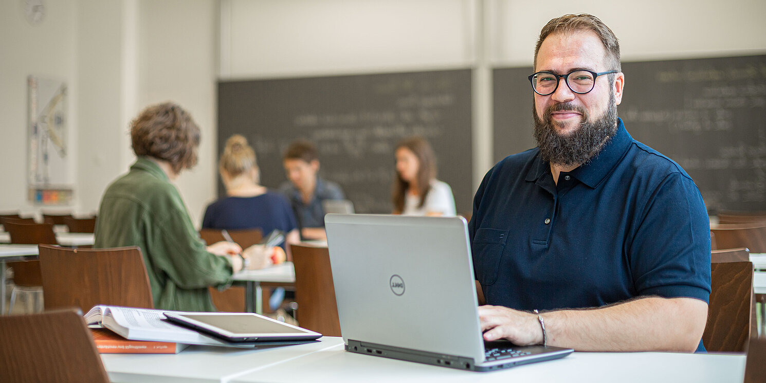 Studierende arbeiten und lernen in einem Seminarraum.