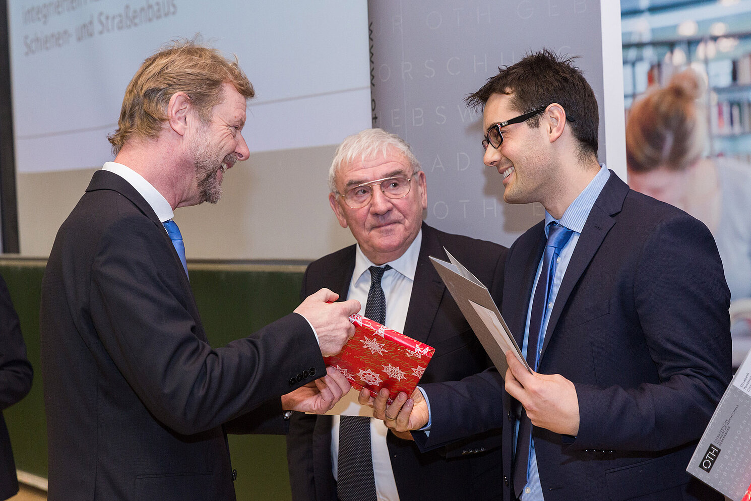 Premiere auf der Akademischen: Dr.-Ing. Mathias Obergrießer hat für seine hervorragende kooperative Promotion mit der TU München einen Preis der Stiftung zur Förderung der Hochschule Regensburg e.V. erhalten. Fotos: OTH Regensburg / Paul Mazurek