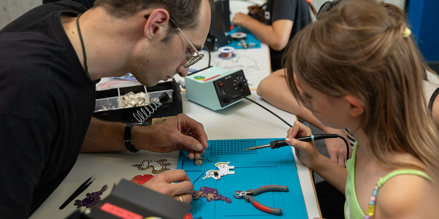 Löten eines Einhorns bei der Mitmachaktion beim Tag der offenen Hochschule der OTH Regensburg