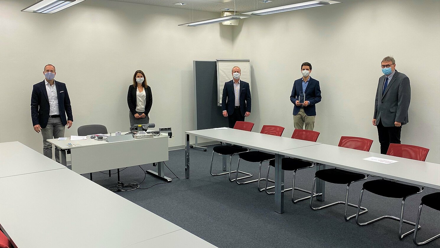 Prof. Dr. Thomas Liebetruth, Dekan der Fakultät Betriebswirtschaft der OTH Regensburg, Simone Six, HR-Managerin, und Dr. Bernd Waffler, Partner der MTG Wirtschaftskanzlei, Preisträger Martin Hornauer und Prof. Dr. Claus Koss, Betreuer der prämierten Arbeit.