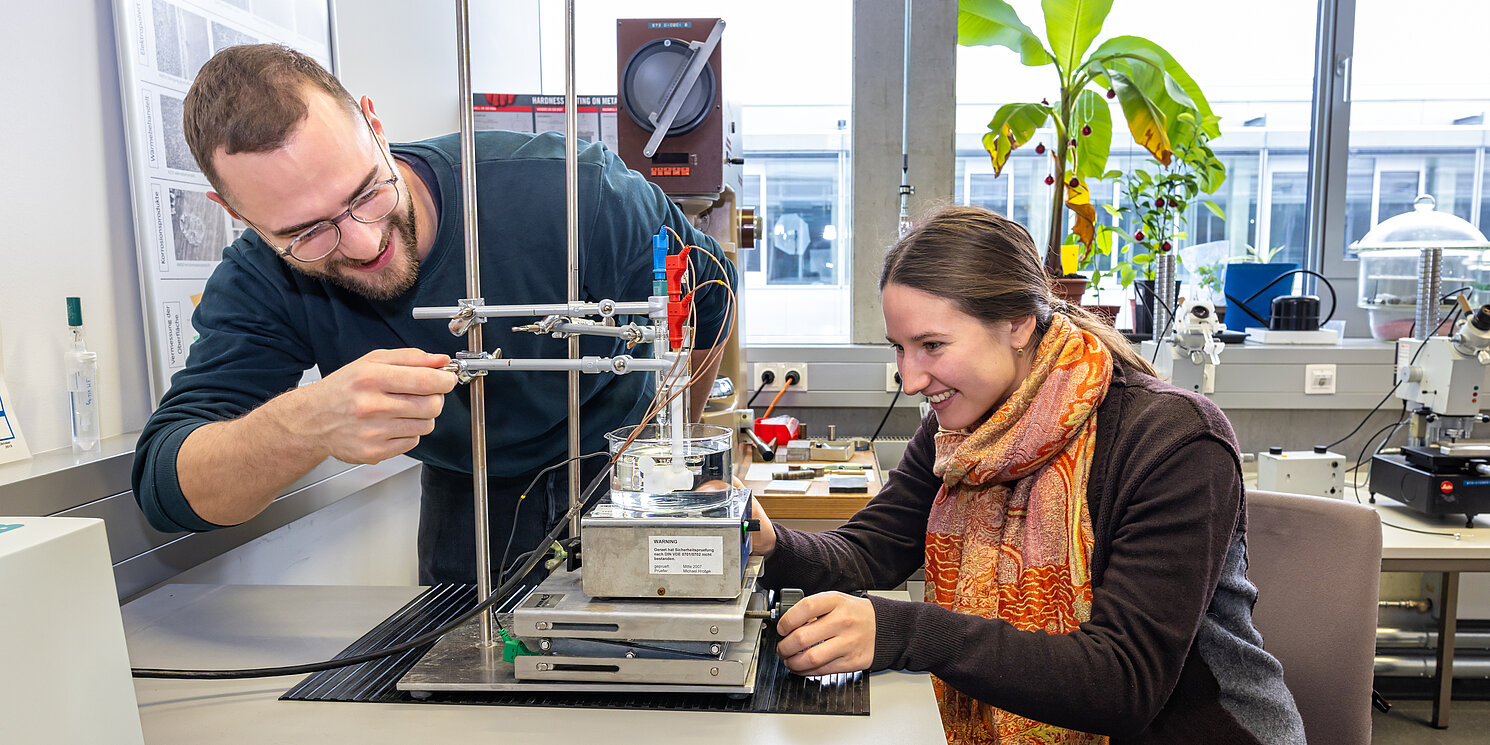 Zwei Studierende im Labor Biomaterialien arbeiten an einem Gerät