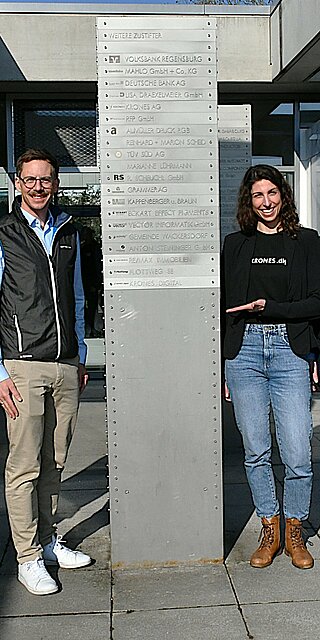 Um die Stifter-Stele an der OTH Regensburg haben sich von links nach rechts versammelt: Mathias Semmelmann, Mitglied des Stiftungsvorstands, Florian Gebhard, Head of People and Communications Krones.digital, Verena Brunner, Employer Branding Krones.digital, Stiftungsvorsitzender Dr. Bernd Waffler, Kanzler Utto Spielbauer.