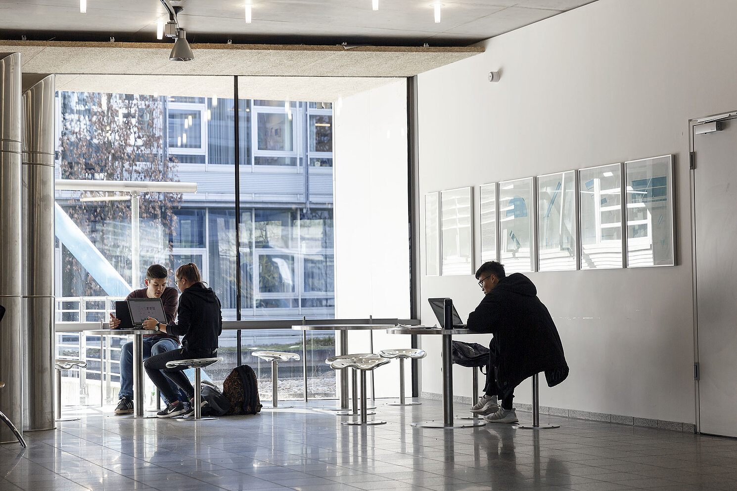Die neuen Tische und Stühle kommen gut an. Die ersten Studierenden ließen nicht lange auf sich warten. Fotos: OTH Regensburg / Florian Hammerich