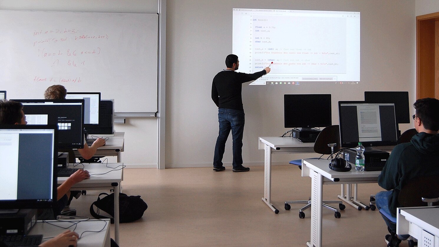 Die Vorkurse der Fakultät Informatik und Mathematik – wie hier der Programmierkurs – werden in Kleingruppen durchgeführt und von Studierenden höheren Semesters geleitet.