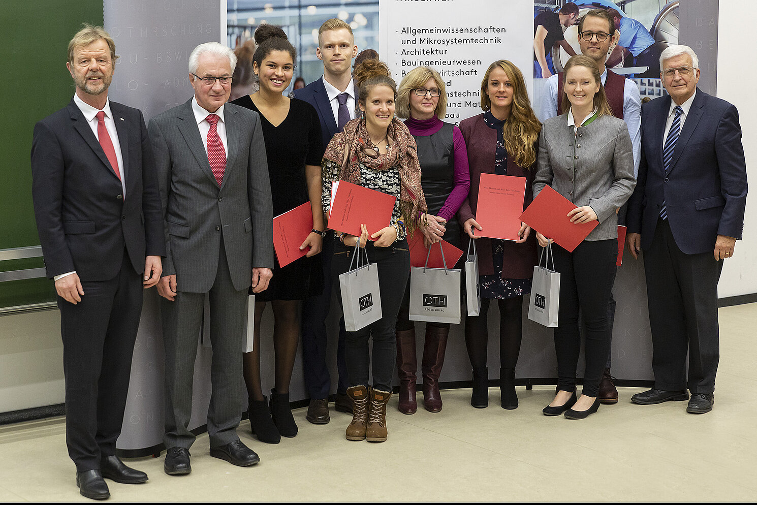 Preisvergabe der Otto Helmut und Alice Eckl-Stiftung mit Präsident Prof. Dr. Wolfgang Baier (links), Dipl. Betriebswirt Peter Siewert (2. von links) und Dr. Klemens Martin (rechts).