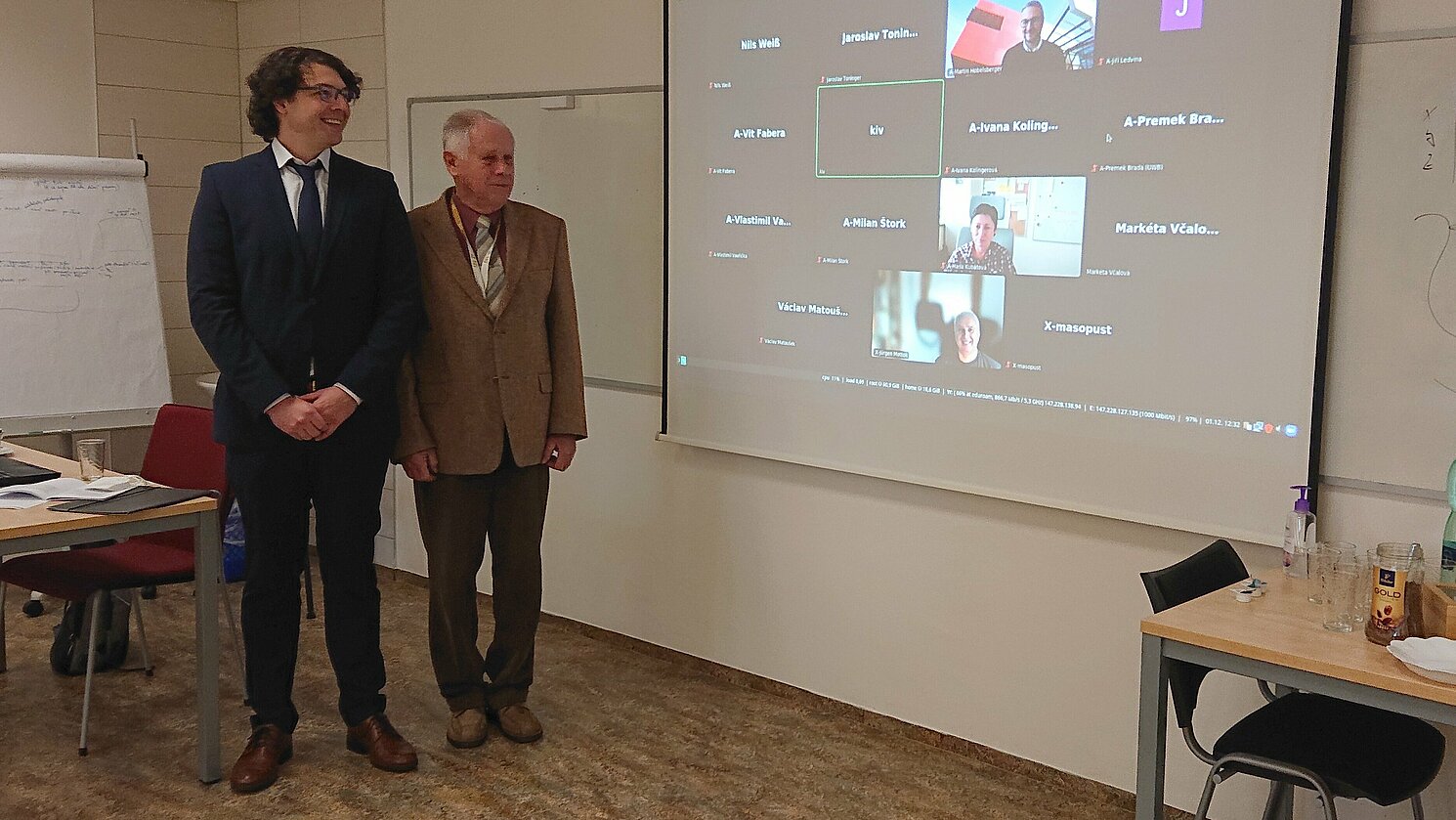 Von links: Nils Weiß und Prof. Dr. Václav Matoušek bei der Verteidigung der Dissertation an der Westböhmischen Universität Pilsen. Per Zoom zugeschalten war Prof. Dr. Jürgen Mottok (Mitte unten).