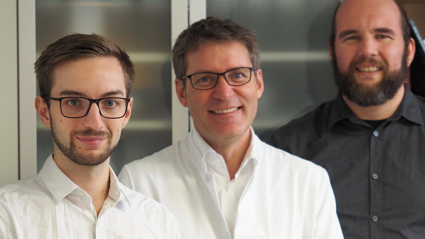 Von links: Doktorand und Stipendiat Andreas Eigenberger von der OTH Regensburg mit Prof. Dr. Dr. Lukas Prantl und Dr. Thomas Felthaus vom Klinikum der Universität Regensburg.
