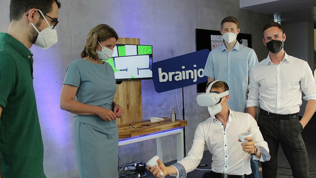 "brainjo"-Mitgründer Christian Gnerlich demonstriert Dr. Astrid Freudenstein, 2. Bürgermeisterin der Stadt Regensburg, eine Anwendung in Virtual Reality. "brainjo"-Mitgründer Christian Gnerlich demonstriert Dr. Astrid Freudenstein, 2. Bürgermeisterin der Stadt Regensburg, eine Anwendung in Virtual Reality.