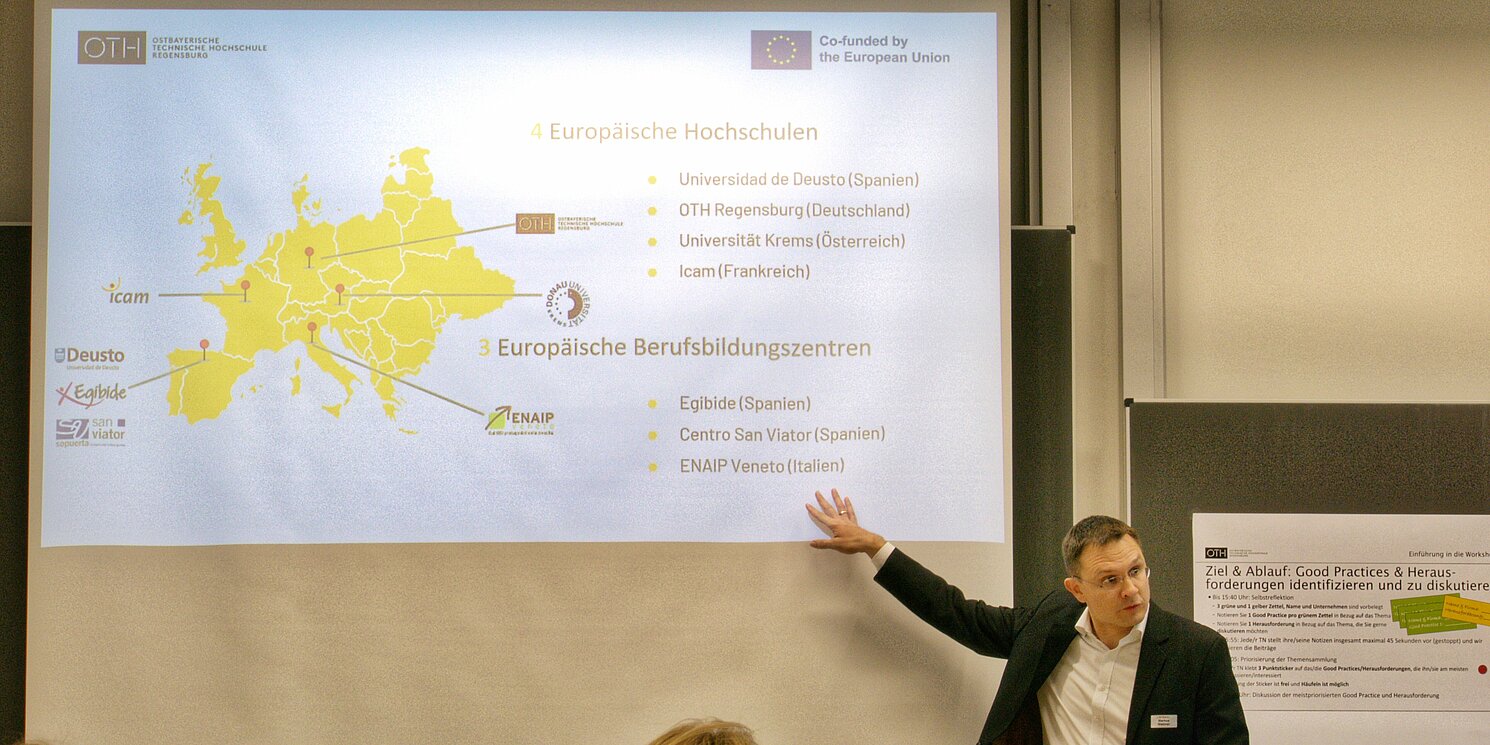 Prof. Dr. Markus Westner erläutert eine Präsentationsfolie.