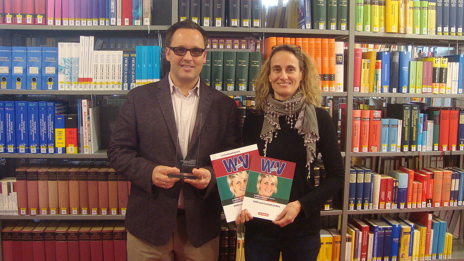 utor und Autorin StR Sascha Schneider, Staatliche Berufliche Oberschule Regensburg, und Prof. Dr. Sandra Hamella, OTH Regensburg.