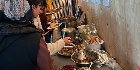 Verschiedene traditionelle Gerichte am Buffet