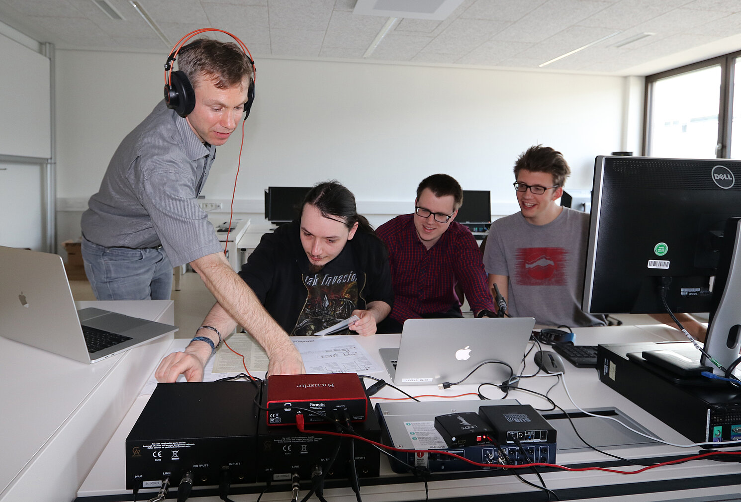 Prof. Jan Dünnweber und Studierende bei Experimenten mit der neuen Audiotechnik. 