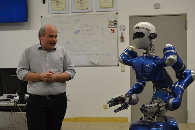 2014_10_30_DLR_Humanoider-Roboter-JUSTIN.jpg